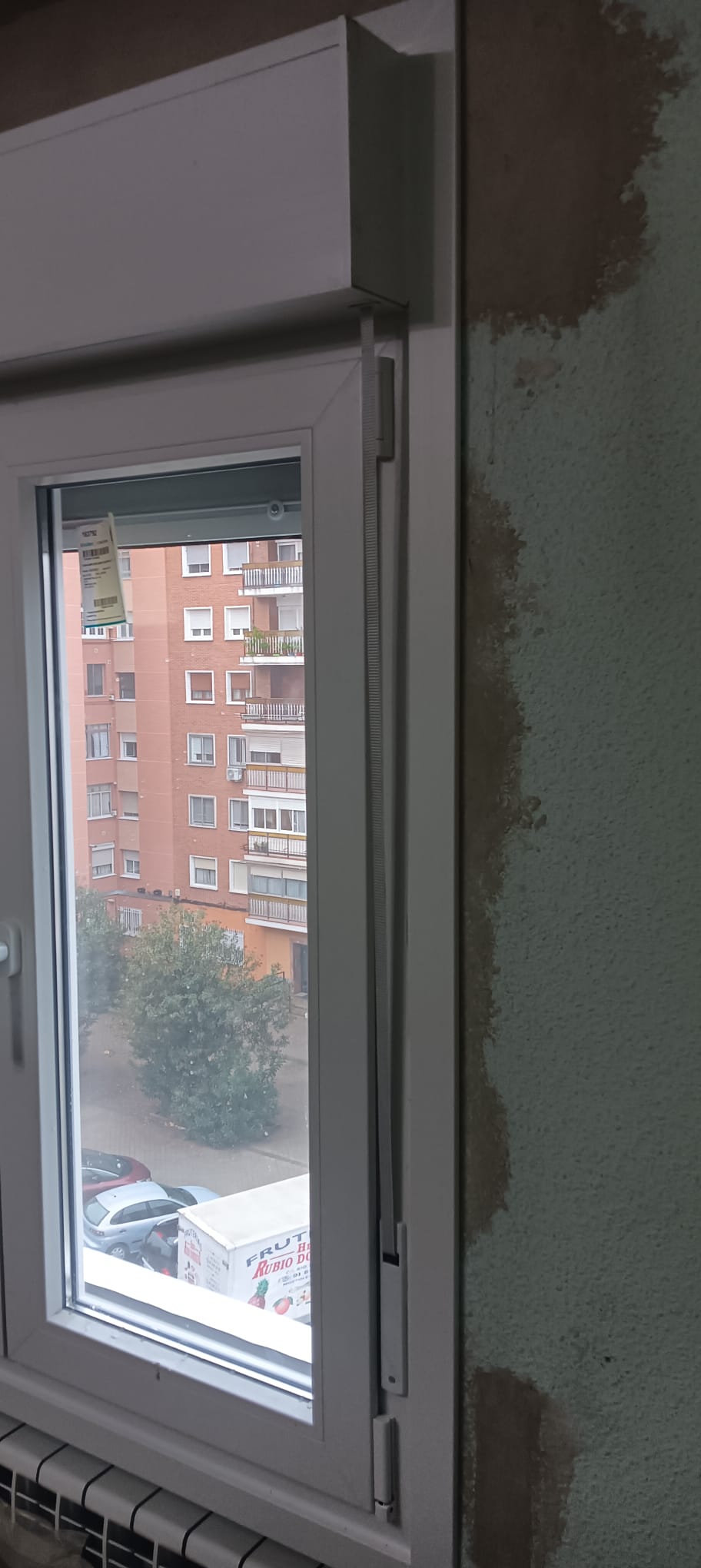 VENTANAS VIVIENDA CON EMBOCADURA DE CHAPA POR LA PARTE EXTERIOR